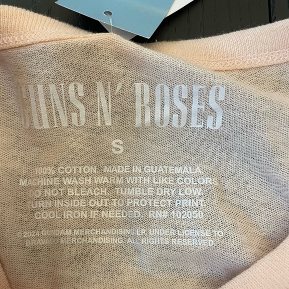 NWT Women’s Guns N’s Roses Cream Graphic T-Shirt Size Small - Picture 5 of 5